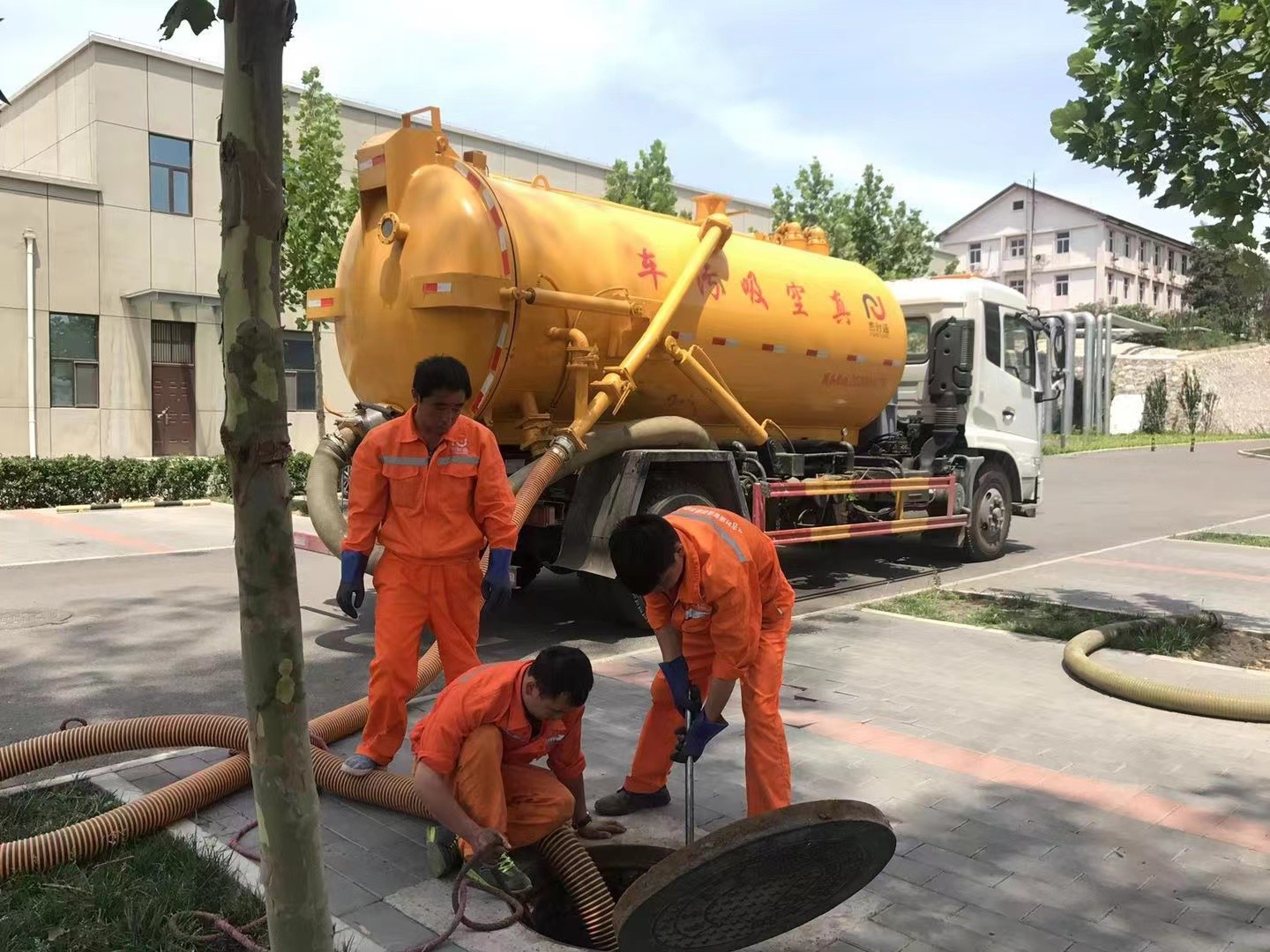 吉木萨尔管道疏通车停在窨井附近