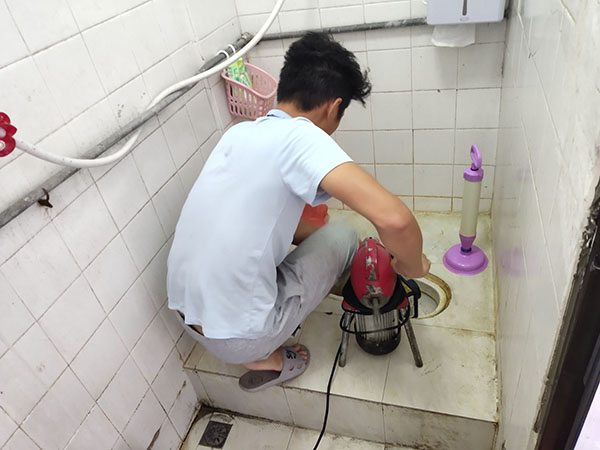 吉木萨尔管道堵塞冒臭气 专业师傅现场解决问题