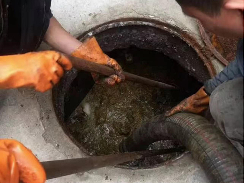 吉木萨尔清理化粪池时如何避免沼气的危害？